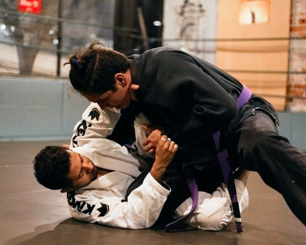 imagen ilustrativa de dos personas combatiendo sobre el suelo